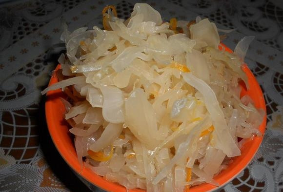 1. Этап. Начинка из квашеной капусты для пирожков: Капусту промойте под краном в дуршлаге. Затем отварите её в кипячёной воде в течение 10-15 минут. Воду слейте. Откиньте капусту на дуршлаг, чтобы стекли остатки воды.