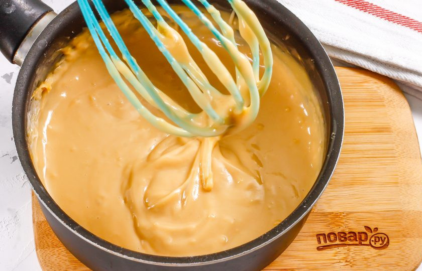 1. Этап. Крем из ряженки: На умеренном нагреве доведите содержимое емкости практически до кипения, постоянно помешивая венчиком. Как только крем приобретет густоту — выключите нагрев. Помните, что после остывания он загустеет еще больше.