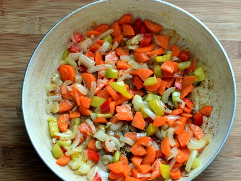 1. Этап. Суп томатный с овощами и плавленым сыром: Нашинкуйте лук помельче, перец и морковь – немного крупнее. Пассеруйте на масле лук, добавьте морковь и перец, готовьте все вместе до позолоты.