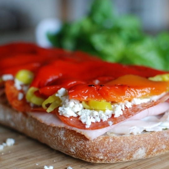 1. Этап. Сэндвич-кирпич: Далее - маринованный красный перец.