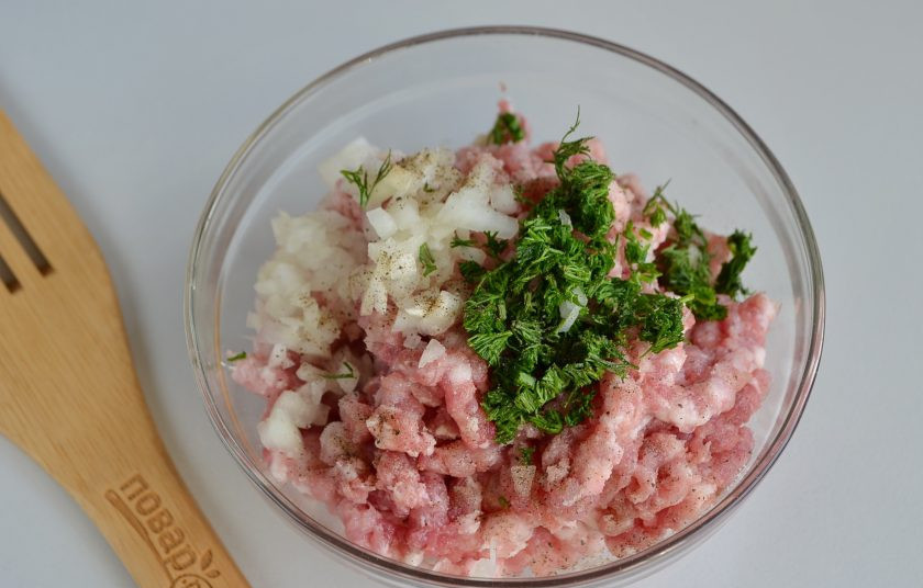 1. Этап. Наваристый суп с фрикадельками и овощами: Кусочек свинины перекрутите на мясорубке, добавьте половинку мелко порезанного лук, зелень, соль, перец черный молотый. Перемешайте.