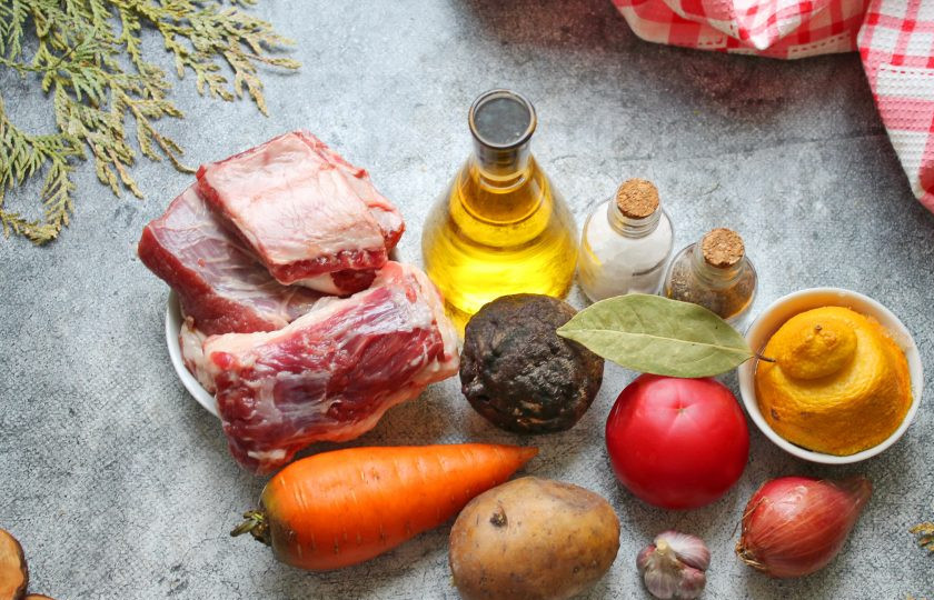 1. Этап. Борщ без капусты: Подготовьте все необходимые ингредиенты для приготовления борща без капусты. Овощи почистите и сполосните. Говядину промойте, выложите в кастрюлю и залейте холодной водой. Все немного посолите, доведите до кипения и варите без крышки в течение 50-60 минут, снимая пену. Говядина должна стать мягкой.