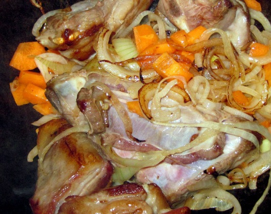 1. Этап. Шурпа из свиных ребрышек: Очищаем морковку, моем и нарезаем небольшими кубиками или кружочками. Добавляем к мясу.