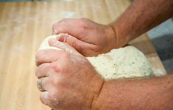 1. Этап. Итальянская фокачча с розмарином: 7. Выложите тесто на стол и вымешивайте его около 5-8 минут.