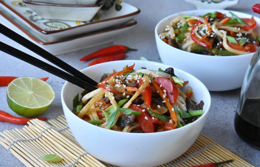 1. Этап. Удон с говядиной в устричном соусе: Соблюдая традиции восточной кухни подайте к лапше бамбуковые палочки, соевый соус и дольки лайма и насладитесь восточными вкусами у себя дома.