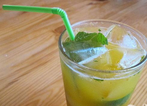 1. Этап. Тыквенный Мохито: 4. Сложить все составляющие, кроме крем-соды, в шейкер со льдом, энергично встряхнуть несколько раз, вылить в бокал со льдом, долить доверху крем-содой, украсить листочком мяты и соломинкой и подавать на стол.