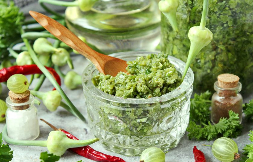 1. Этап. Стрелки чеснока с крыжовником на зиму: Хороших заготовок!