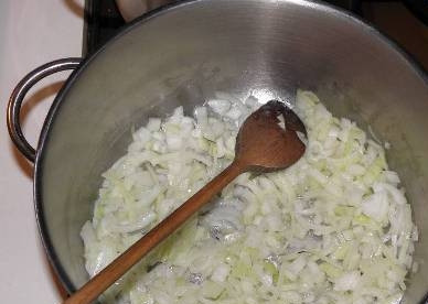 1. Этап. Тушеная красная капуста по-чешски: Хорошо разогрейте в казане или в толстостенной кастрюле смалец, добавьте к нему очищенный и нарезанный соломкой лук.