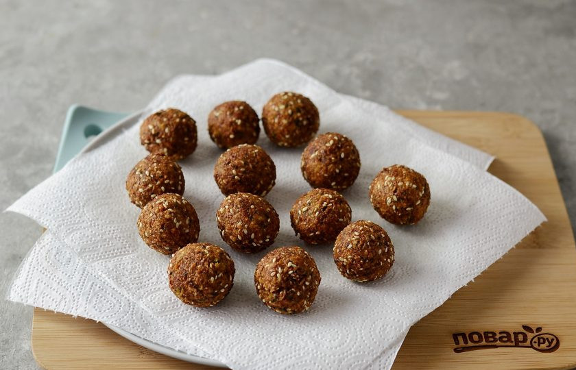 1. Этап. Фалафель из фасоли: Выложите фалафель на бумажные полотенца, чтобы убрать лишнее масло.