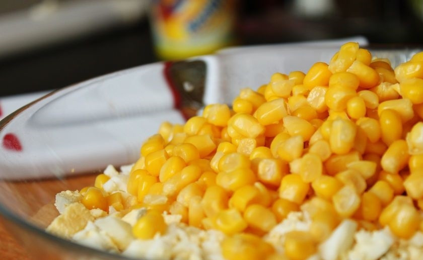 1. Этап. Салат из яиц и кукурузы: 3. Открываю консервированную кукурузу, сливаю водичку, перекладываю сахарную кукурузу в миску.