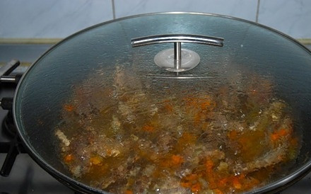 1. Этап. Бараньи ребрышки жареные: 6. Теперь можно залить воду (около 250 мл), накрыть крышкой и тушить мясо до готовности. Периодически необходимо помешивать блюдо и следить, чтобы вода не испарилась слишком быстро. За это время можно приготовить гарнир. Когда бараньи ребрышки жареные в домашних условиях будут готовы, их лучше сразу подавать к столу.