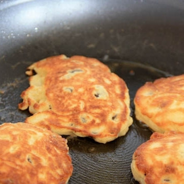 1. Этап. Вкусные сырники: Перевернуть и обжарить еще 3-4 минуты с другой стороны.