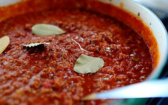 1. Этап. Соус к спагетти с фаршем: 8. Готовьте соус в течение часа на медленном огне, подавайте его с готовыми спагетти.