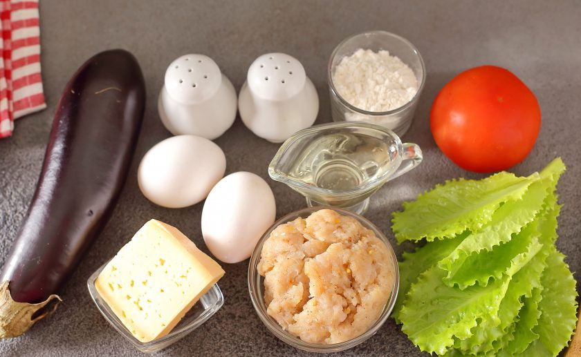 1. Этап. Баклажаны-бургеры: Подготовьте все ингредиенты. У меня уже готовый куриный фарш из грудки с добавлением лука, соли и специй.