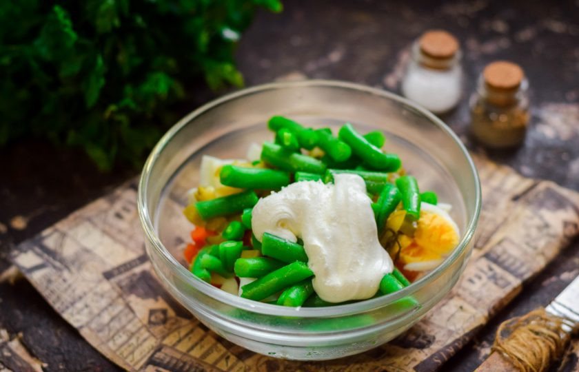 1. Этап. Оливье по Дюкану: Творог взбейте с лимонным соком, заправку переложите в салат, соль и перец добавьте по вкусу. Перемешайте ингредиенты и подавайте салат к столу.