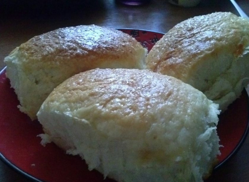 1. Этап. Выпечка на сыворотке: 6. Вот такая пышная получается выпечка на сыворотке. В духовке булочки подойдут еще немного, поэтому учитывайте это при формировании заготовок.