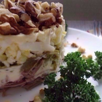 Салат с говядиной, огурцом и яйцом