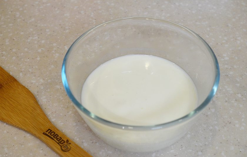 1. Этап. Оладьи с припеком: 1. Кефир нагрейте в микроволновке в течение 1 минуты.