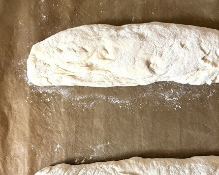 1. Этап. Быстрые багеты: Аккуратно переложить на противень, я воспользовалась бумагой для выпечки. Если у вас есть форма для багетов, ещё лучше, у меня её нет.