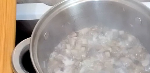 1. Этап. Куриный шницель в чипсах с грибным соусом: Затем добавьте мелко нарезанные шампиньоны. Готовьте их 7 минут, периодически перемешивая.