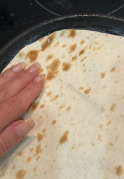 1. Этап. Омлет в лаваше-кругляше: Далее, омлет накрыть кругляшом, слегка прижать, чтобы омлет 