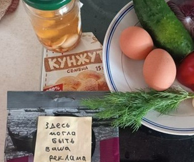 1. Этап. Салат с кальмарами: Подготовить все продукты. Яйца поставить вариться в сотейник в холодную воду на средний огонь, при закипании варить 7-9 минут. После отправить в холодную воду. И пусть остывают.