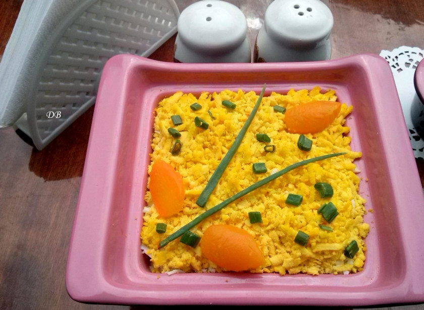 1. Этап. Салат Мимоза классический с сыром: 6-й слой: яичный желток, натертый на мелкой терке. Украсить сверху мелко нарезанным зеленым луком, накрыть и отставить в холод настаиваться около 1 часа. Приятного аппетита!