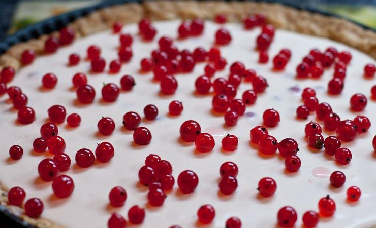 1. Этап. Торт из красной смородины: Когда застынет - посыпаем сверху ягодами.