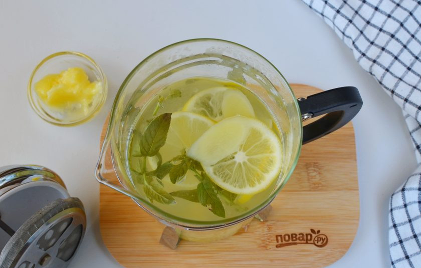 1. Этап. Имбирный чай для повышения иммунитета: Добавьте по вкусу в теплый чай мед или сахар.