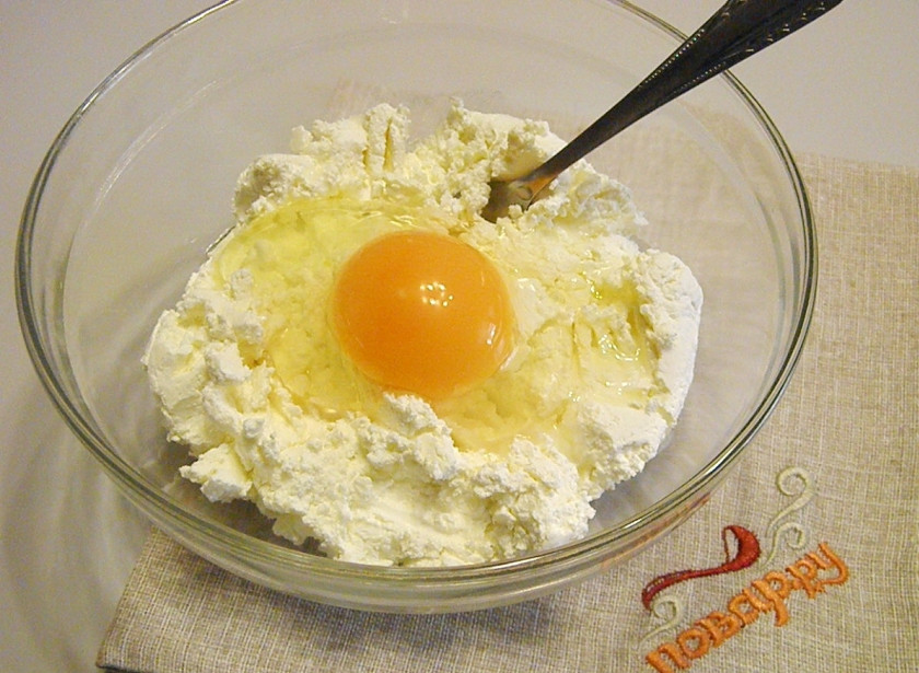 1. Этап. Творожная запеканка в формочках: Соедините творог и яйцо до полного смешивания.