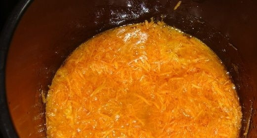 1. Этап. Выпечка с морковью: После появления карамельного цвета добавьте в воду растительного масло. Сразу перемешайте. Затем добавьте морковь. Варите смесь в течение 5 минут на медленном огне.