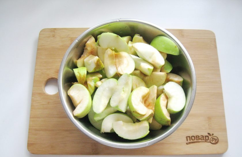1. Этап. Варенье из яблок и слив: Яблоки помойте, удалите сердцевину с семечками и нарежьте дольками.