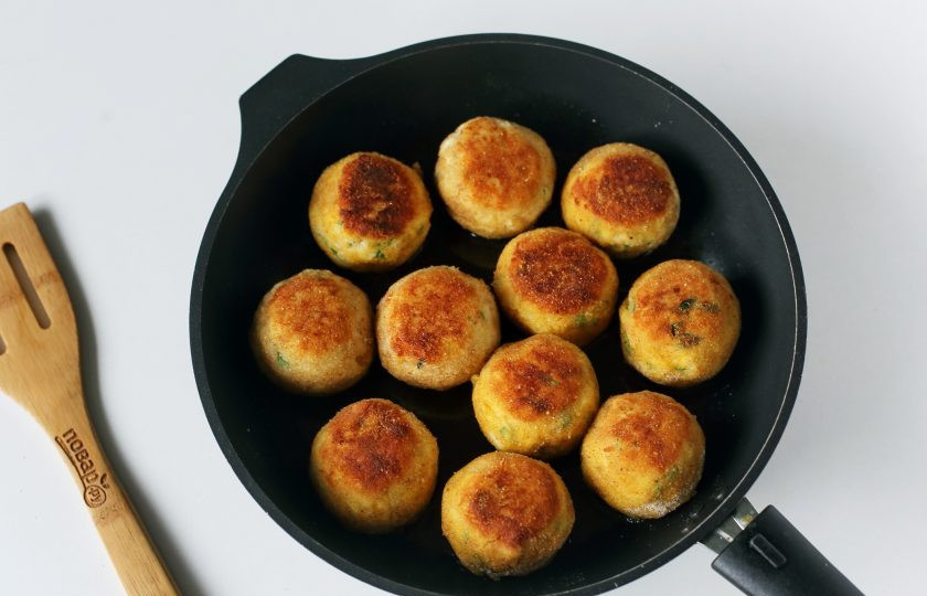 1. Этап. Фишкейки: Обжарьте на среднем огне до золотистого цвета по 3-5 минут с каждой стороны. Фишкейки готовы.