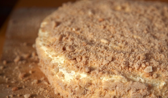 1. Этап. Бисквитный торт с орехами: Последний этап — это орехи. Подсушите на сковороде несолёный арахис и очистите его от шелухи. Теперь орехи нужно измельчить в муку при помощи кофемолки. При желании можно делать это блендером, чтобы получить более крупную ореховую крошку. Арахисовой мукой или крошкой посыпьте верхушку торта равномерным слоем, а также обработайте крошкой бока торта. Оставьте торт на час пропитаться и затем подавайте к столу.