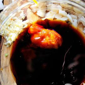 1. Этап. Индейка и салат-латук: Объедините оставшиеся ингредиенты (кроме масла канолы) в миске.