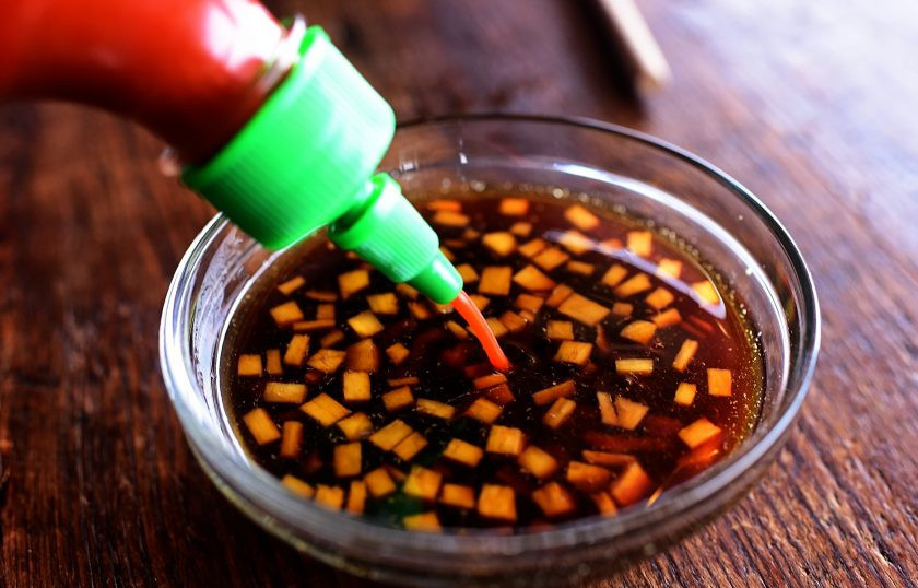 1. Этап. Овощной стир-фрай: 1. В небольшой миске смешайте соевый соус, сахар, кукурузный крахмал, имбирь и бульон.