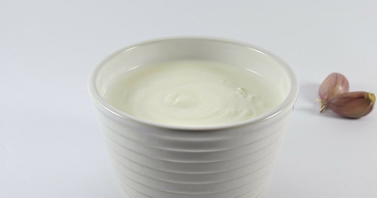 1. Этап. Цезарь со свининой: Приготовьте соус. Смешайте сметану с горчицей, затем выдавите туда чеснок. Для пикантности можно добавить 1-2 маринованных корнишона. Можно размельчить и перемешать соус в блендере. Добавьте немного зелени. Можно добавить чуть-чуть лимонного сока. Перемешайте!