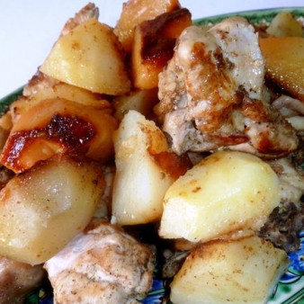 Курица, тушенная в казане