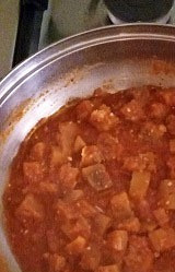 1. Этап. Ленивые пельмени в томатно-сметанном соусе: В широком сотейнике или глубокой сковороде разогреть 4 ст. л. масла, добавить лук, жарить пару минут на среднем огне, Также к луку я добавляю стручок острого перца, разрезанного пополам, это для любителей остренького (потом перец из соуса убираю). Добавить смесь черного и белого перцев, кумин, помешиваем минутку, затем баклажаны и помидоры, увеличить огонь. Жарить, помешивая, пока из помидор не выйдет излишек жидкости. Нам нужно, чтобы помидоры поджарились, так у соуса не будет кисловатого вкуса.