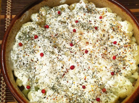 1. Этап. Цветная капуста с курицей, запеченная в духовке: 4. В форму для запекания слоями выкладываем ингредиенты. Сначала кладем цветную капусту, смазываем ее сметаной и посыпаем приправами по вкусу. Следующий слой – курица с луком. Также смазываем сметаной и заправляем специями. Можно добавить свежей зелени.