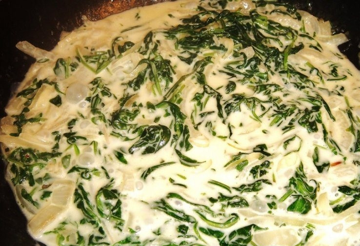 1. Этап. Крем-суп из рукколы: Затем вливаем сливки и тушим все еще около 5 минут.