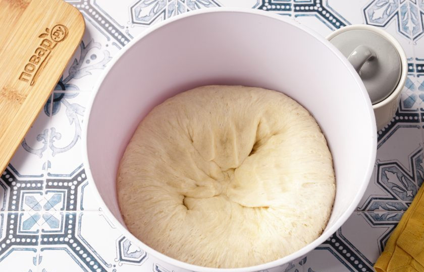 1. Этап. Калмыцкие борцоки: Подошедшее тесто обомните руками.