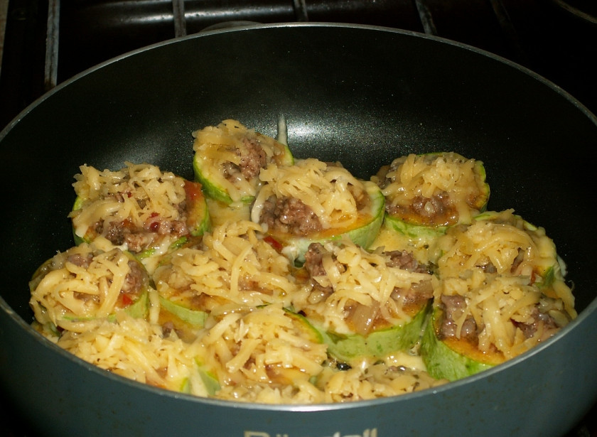 1. Этап. Кабачки с фаршем и помидорами: Натираем сыр и посыпаем им кабачки с начинкой. Тушим 20-25 минут. Блюдо готово, можно подавать к столу!