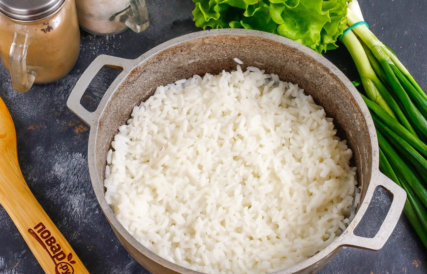 1. Этап. Боул с лососем и авокадо: Крупу промойте в нескольких водах. Затем отварите рис в горячей воде 15 минут, всыпав в нее щепотку соли. Затем влейте уксус с сахаром и перемешайте, оставьте для остывания.