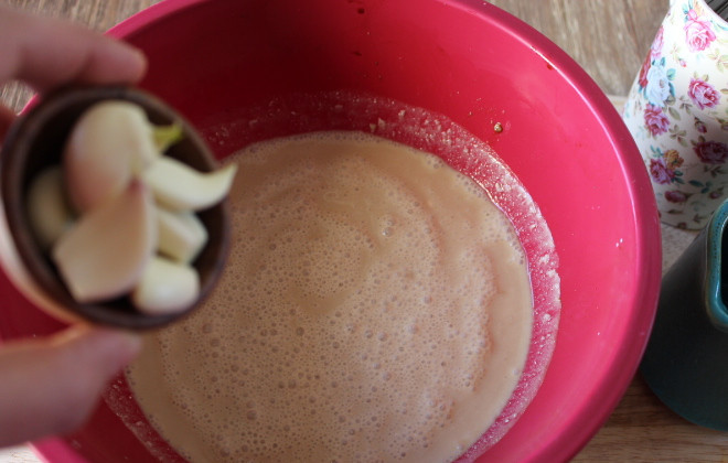 1. Этап. Курица в молочно-чесночном соусе: 4. Чеснок очистить и целиком отправить в соус. Для более насыщенного вкуса можно 1-2 зубчика пропустить через пресс.