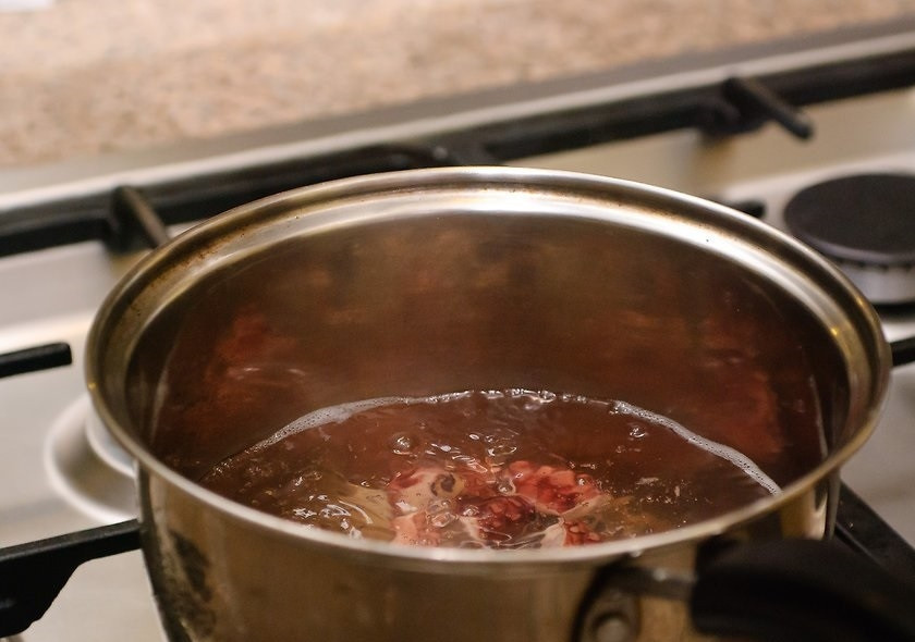 1. Этап. Осьминожки на сковороде: 1. Поместите очищенного осьминога в кипящую воду и варите 20 минут, затем достаньте из кастрюли и остудите.