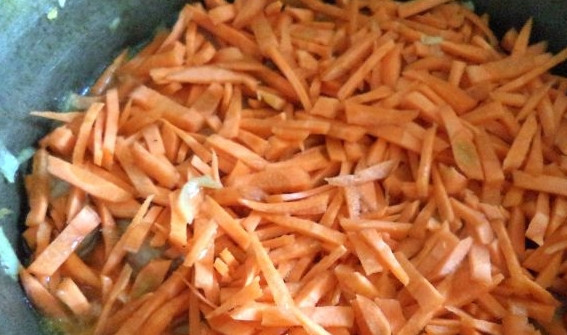 1. Этап. Плов лучший: 6. Выложите на мясо слой моркови так, чтобы покрыть его равномерно. Влейте стакан холодной воды по стенке казанка, чтоб слой моркови не был нарушен. После того, как вода закипит, тушите 10-15 минут под крышкой.