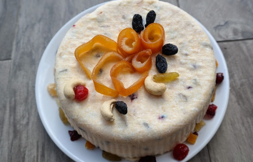 1. Этап. Творожный кулич на Пасху без выпечки: 4. Аккуратно затем достаем, переворачиваем. Убираем аккуратно марлю, украшаем пасху и подаем её к столу!