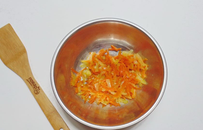 1. Этап. Заливной пирог с индейкой: Приготовьте начинку. Морковь натрите на терке, а лук мелко нарежьте. Выложите в сковороду с подсолнечным маслом и слегка поджарьте.