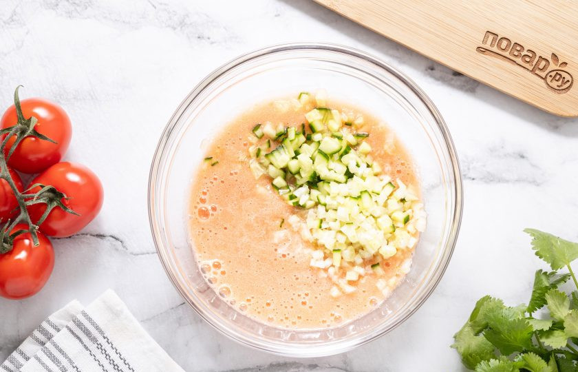1. Этап. Суп «Кровавая Мэри»: Соедините измельченные помидоры с луком, огурец и сельдерей вместе.